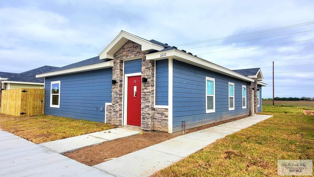 2210 E Valley Cir