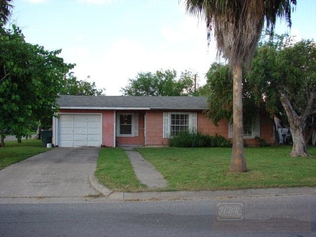 218 W Davis St
