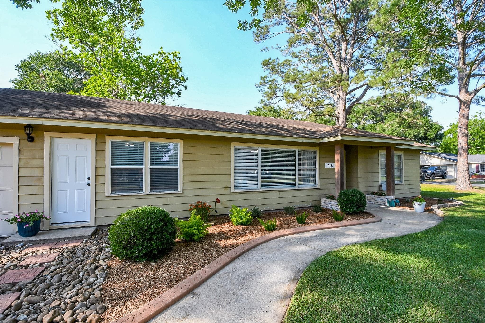 1402 Rebe Sue St