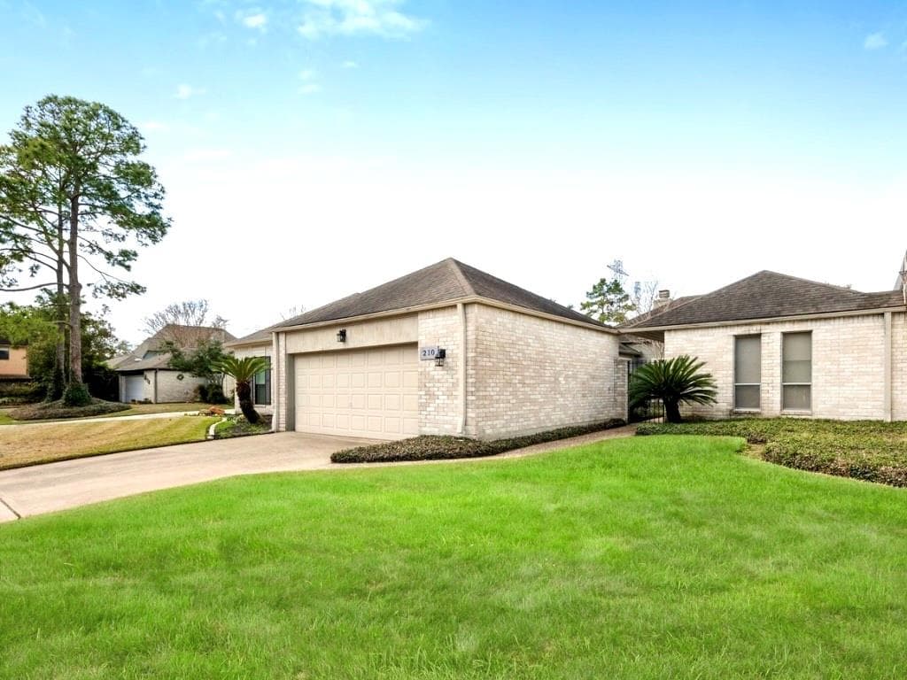 210 Buckingham Pl