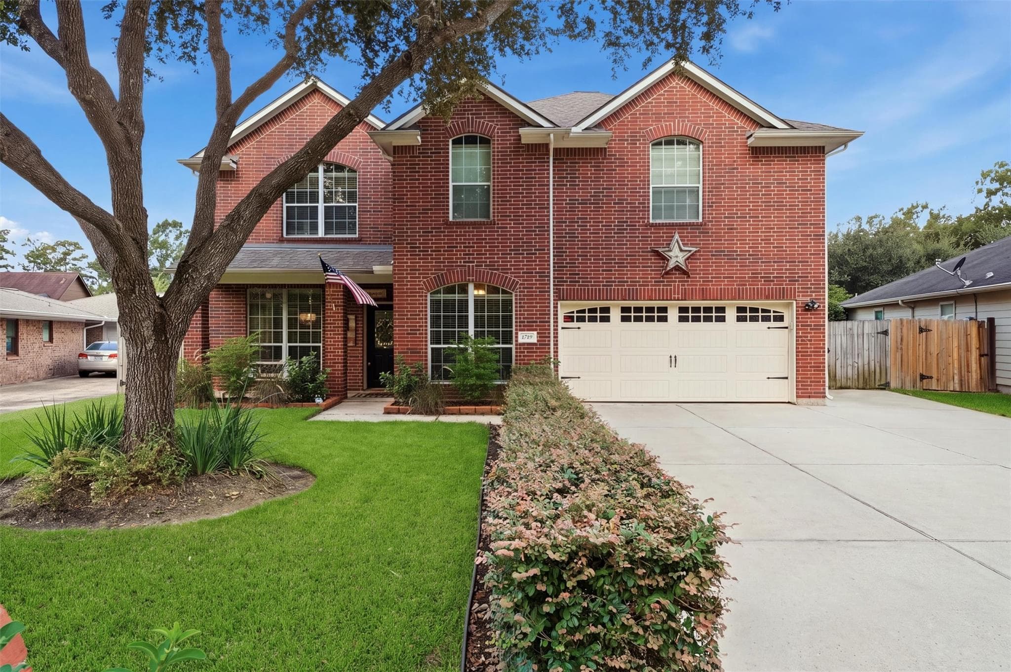 1719 Cloister Dr