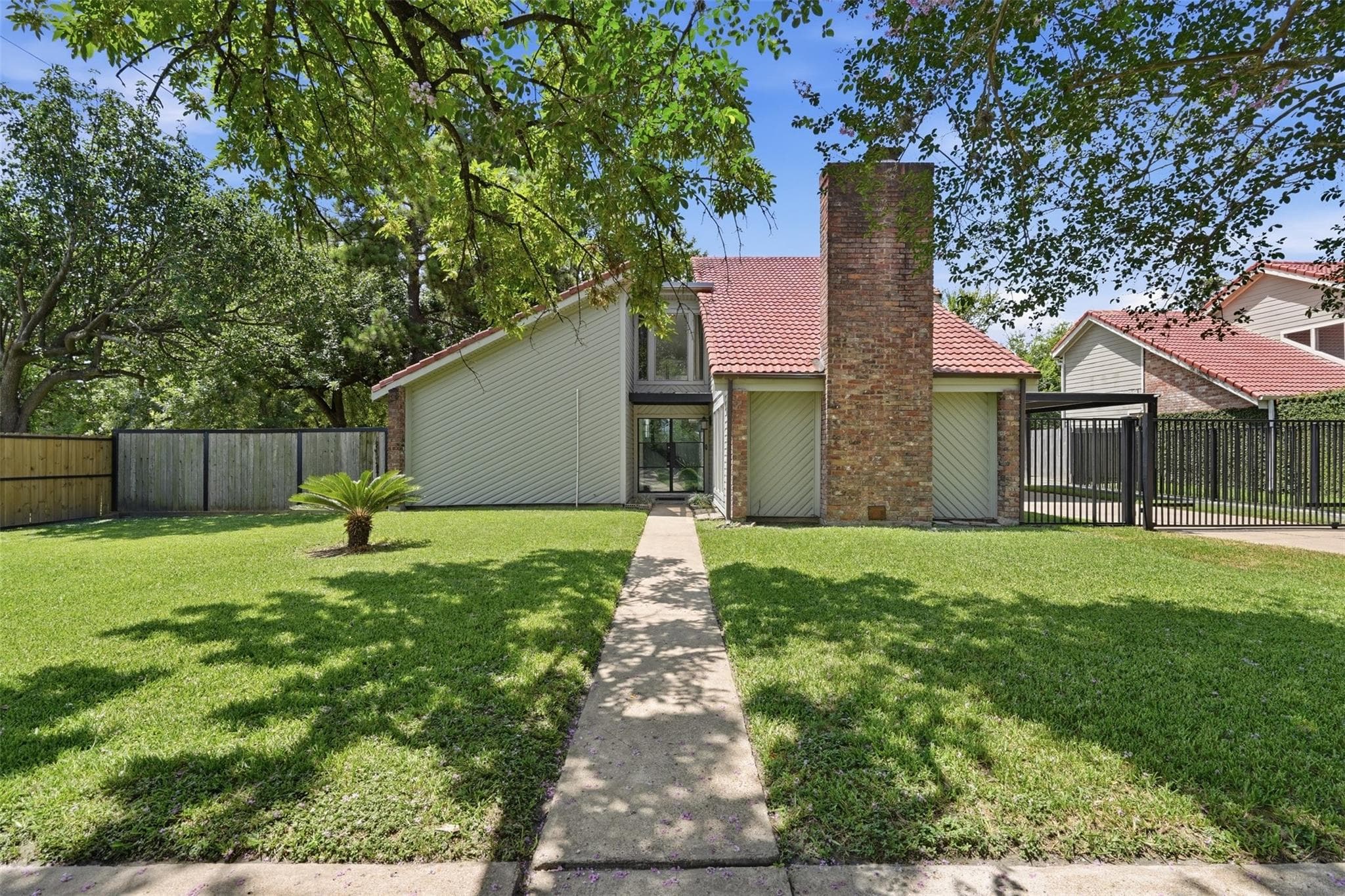 6107 Vinewood Dr