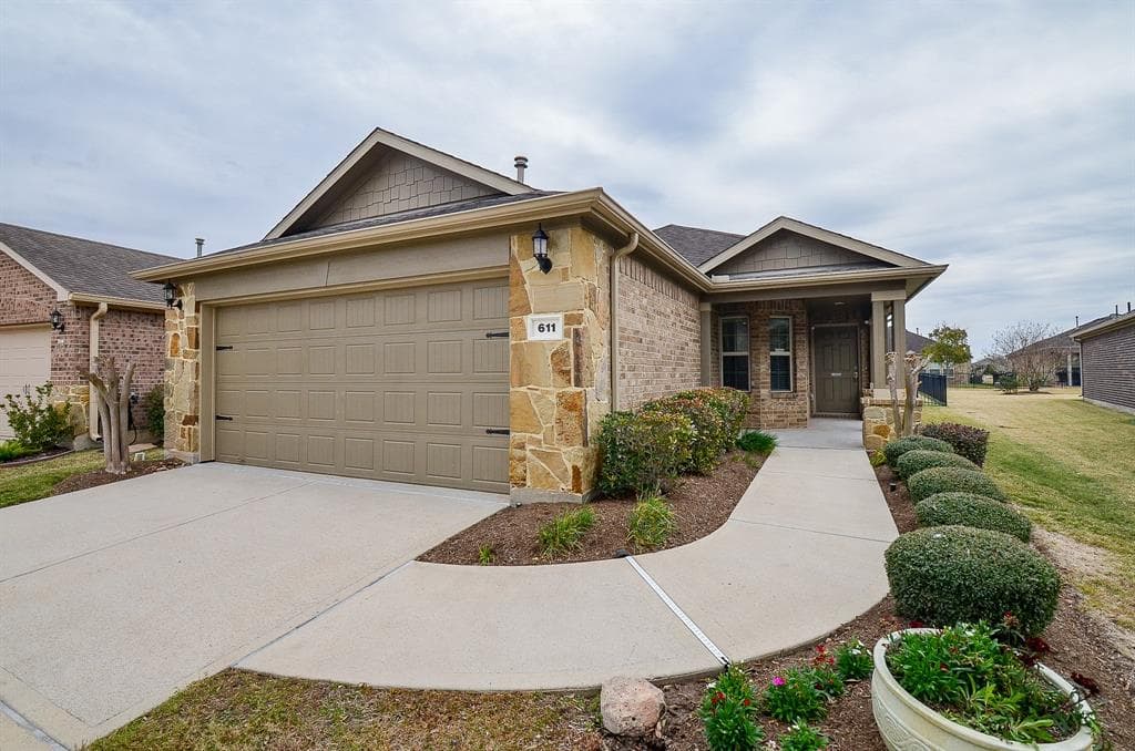 611 Shoreside Dr