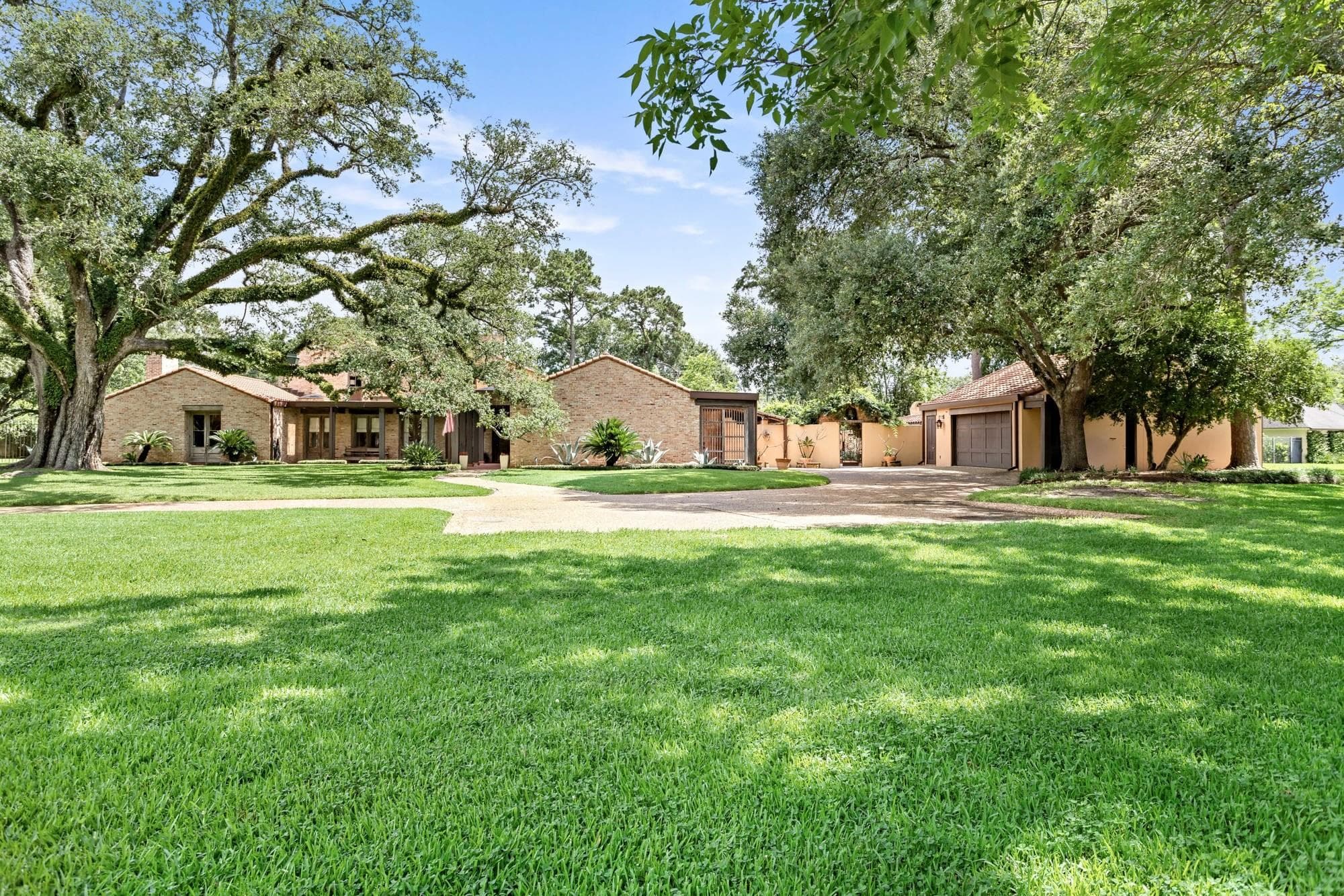 8220 Evangeline Ln