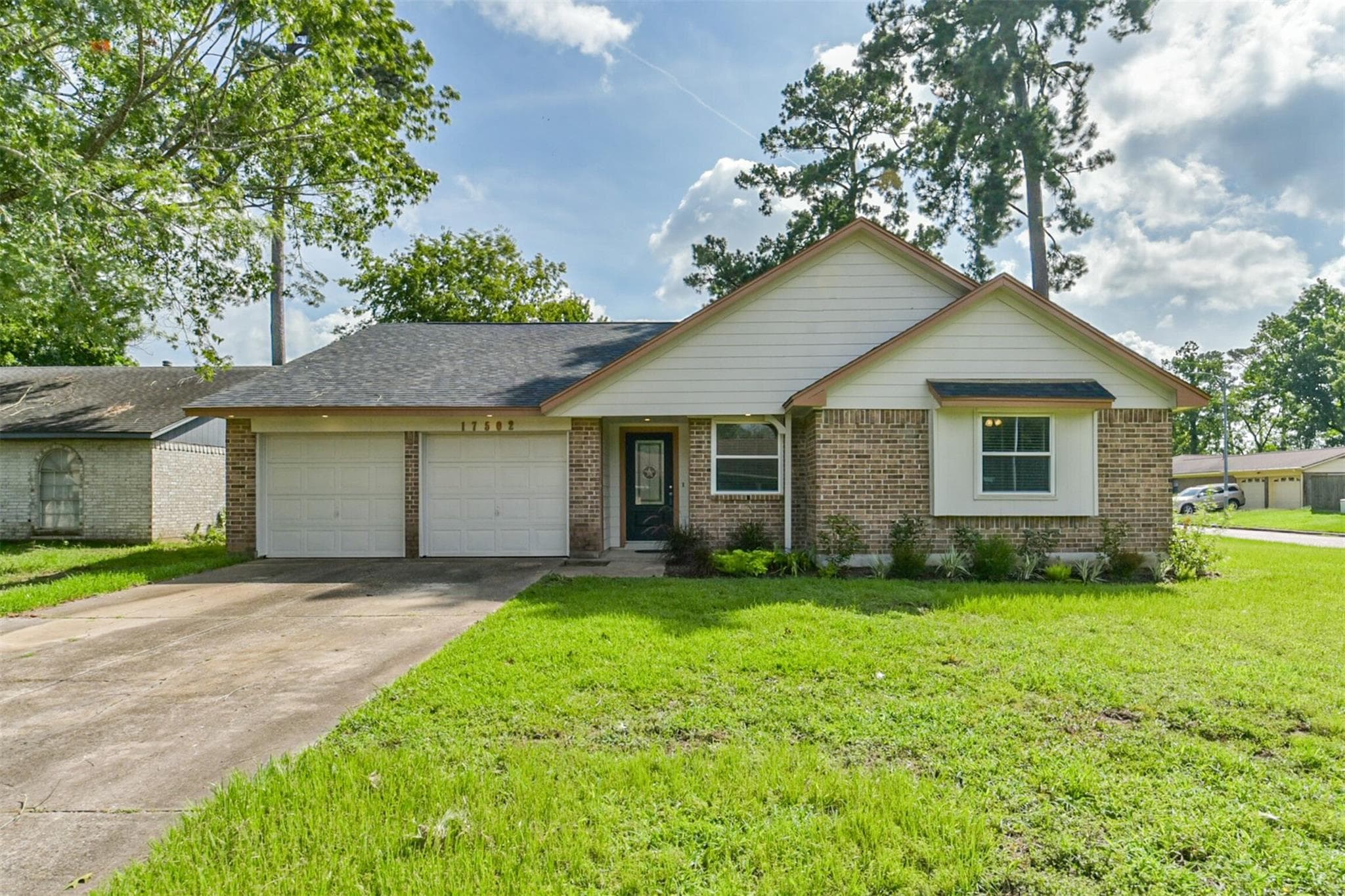 17502 Huntersglen Cir