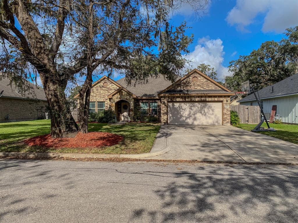250 N Amherst Dr