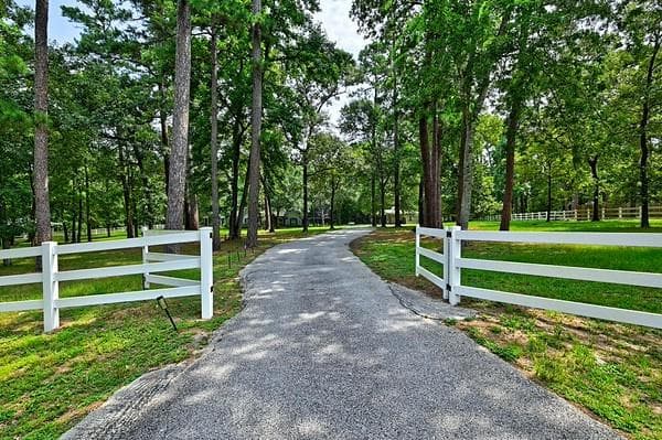 11 W Lake Forest Ct