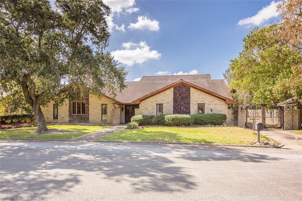 3404 Fairway Dr