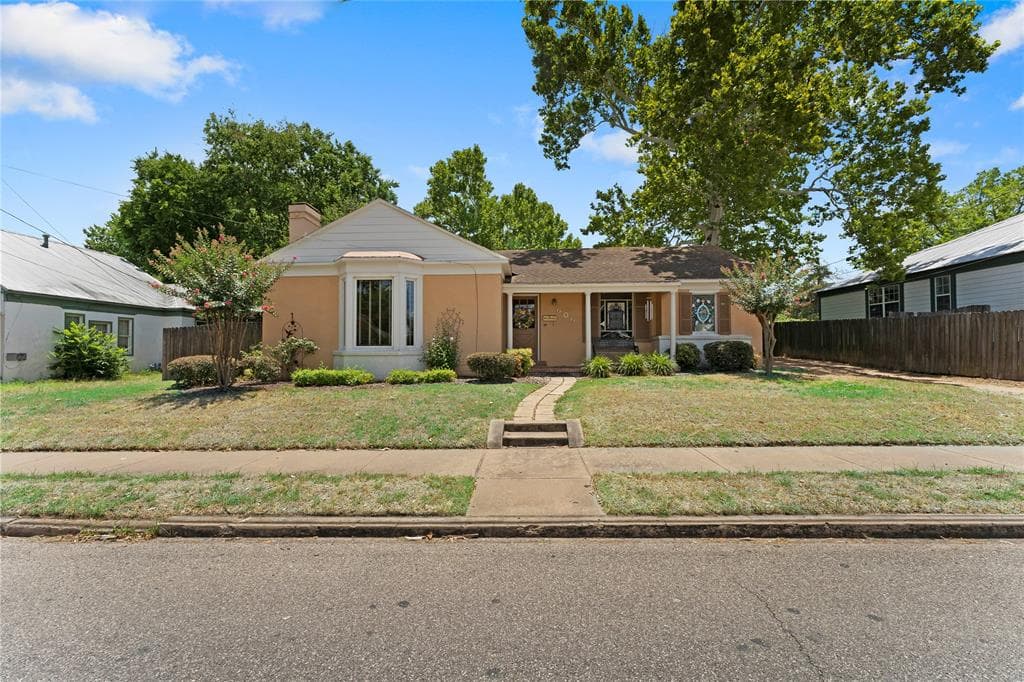 606 E Main St