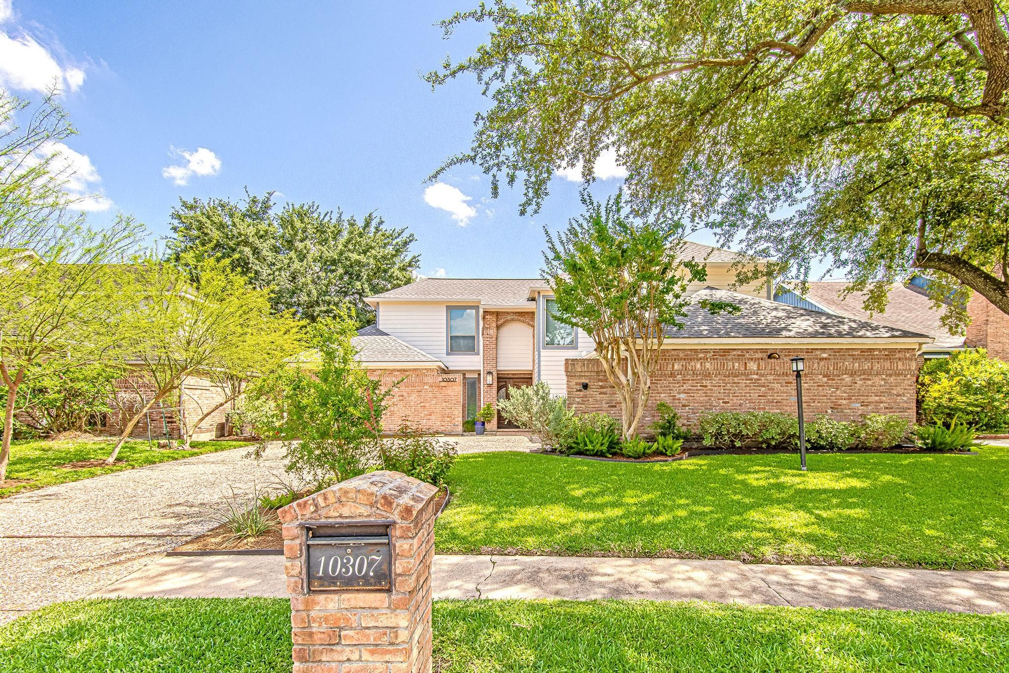 10307 Piping Rock Ln