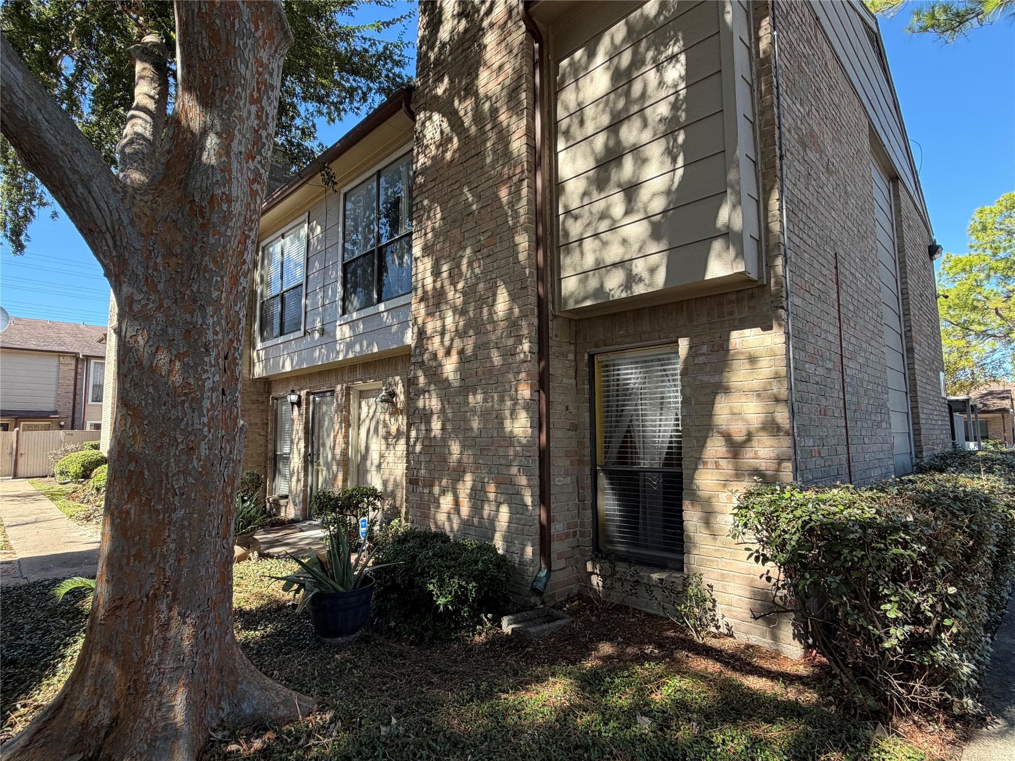 2110 Wilcrest Dr Apt 101