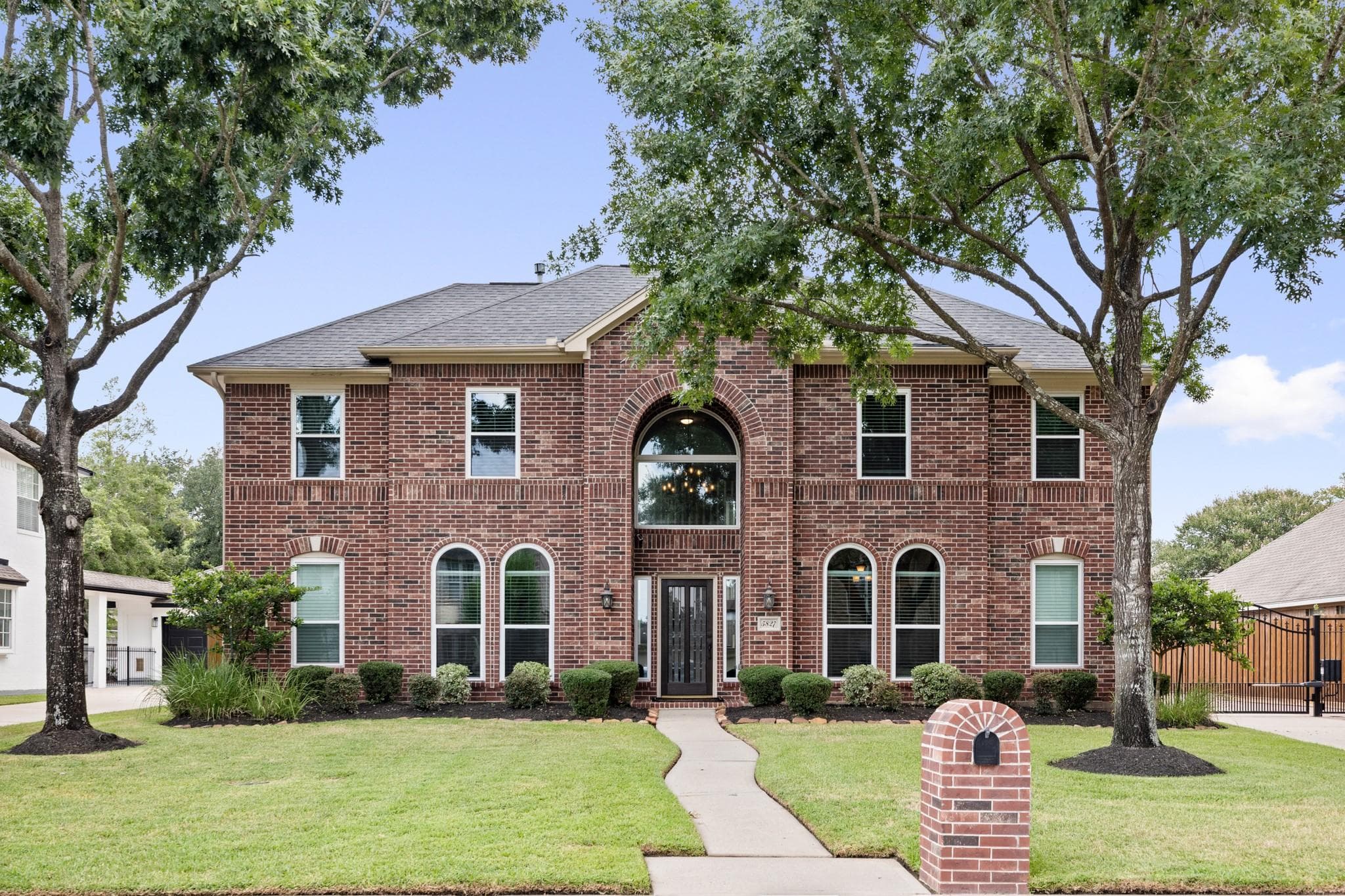 5827 Center Court Dr