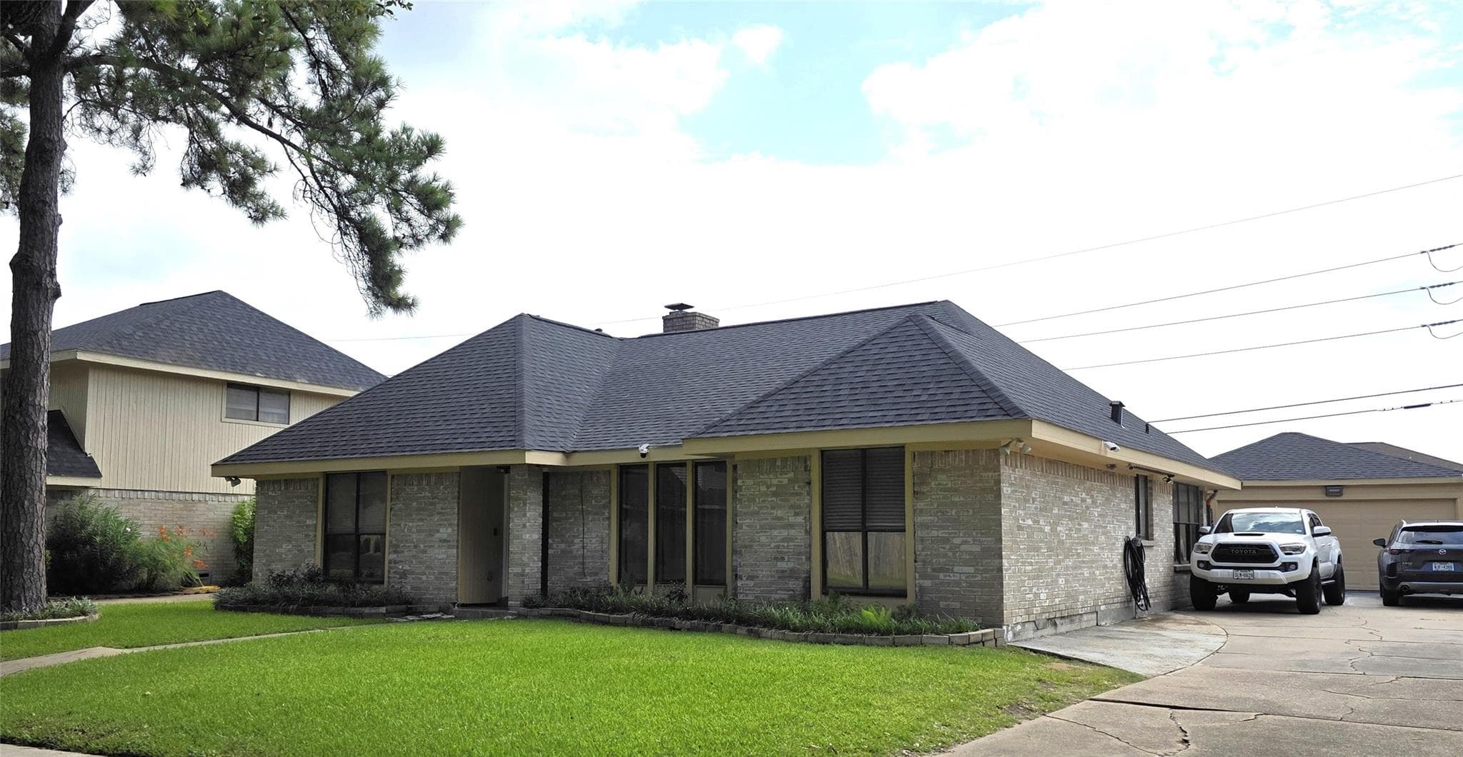 8827 Woodleigh Dr