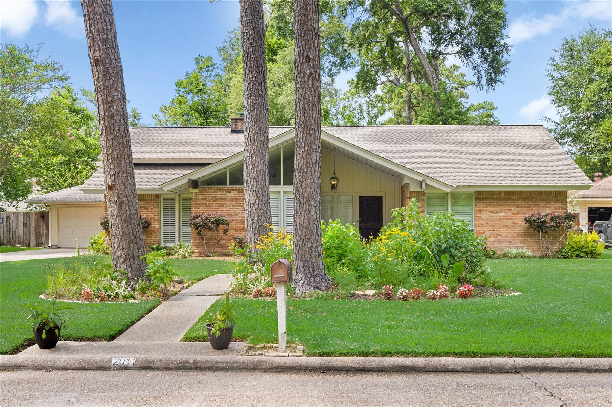 2011 River Falls Dr