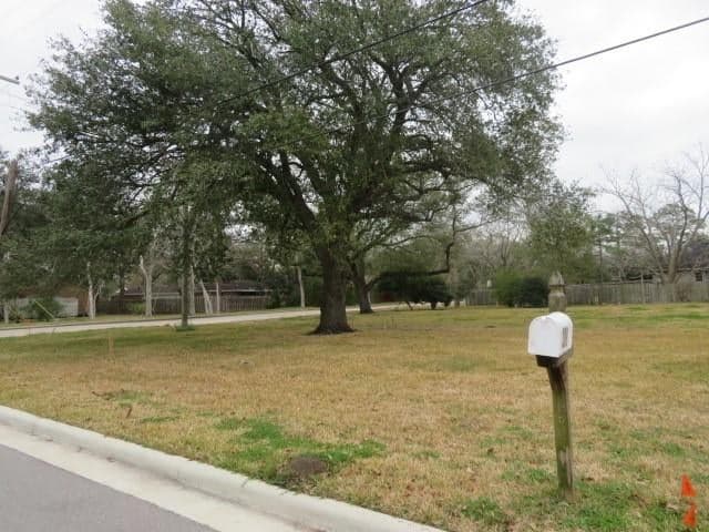 209 E Spreading Oaks Ave