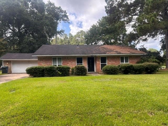 201 Walnut Ln