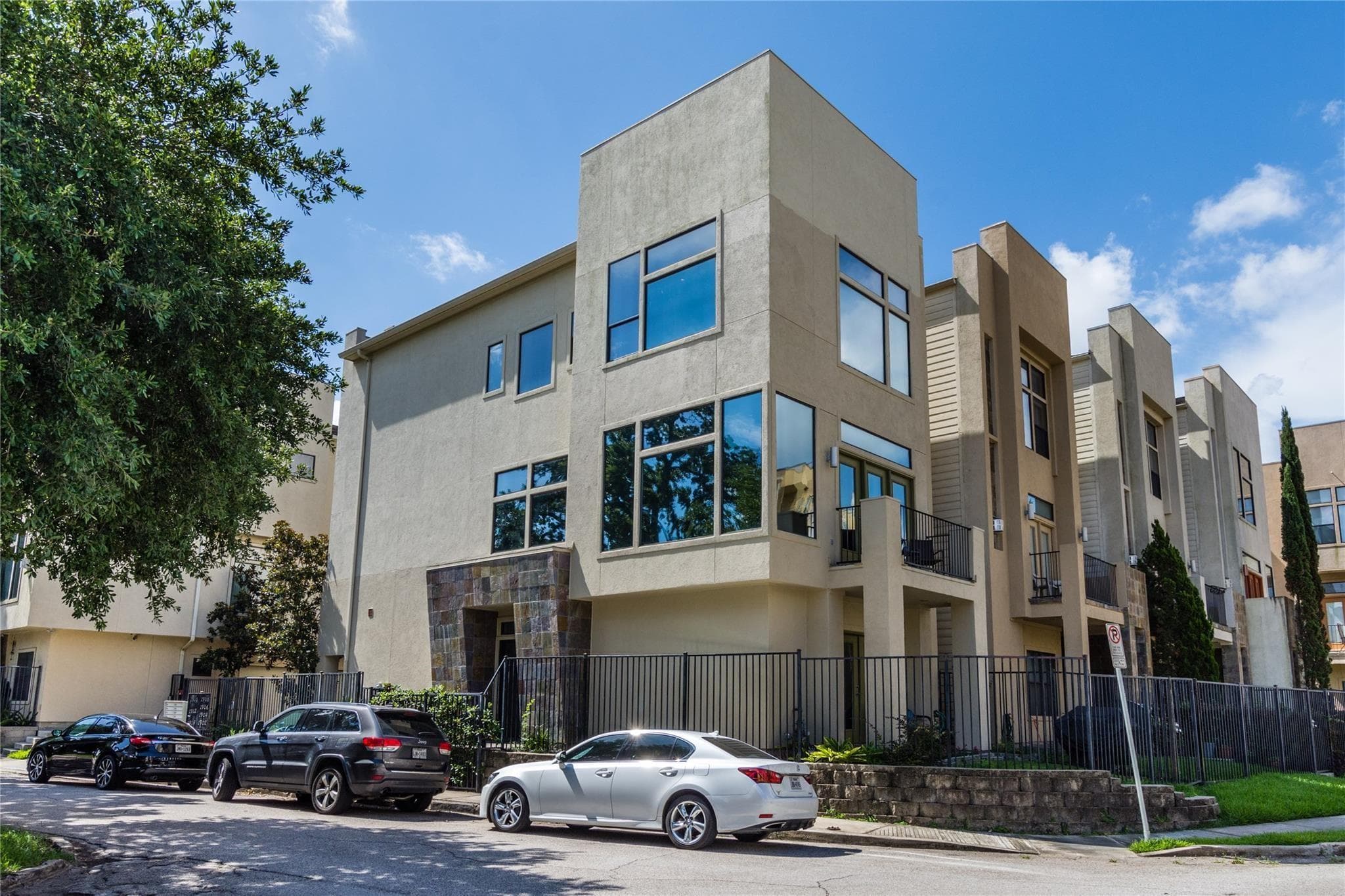 Main property image