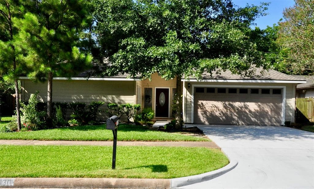1330 Ravenscourt Dr