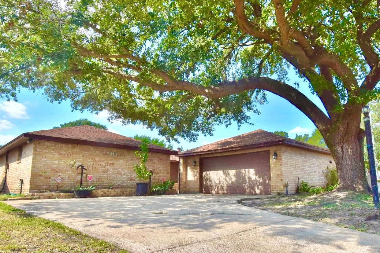 1315 Leadenhall Cir