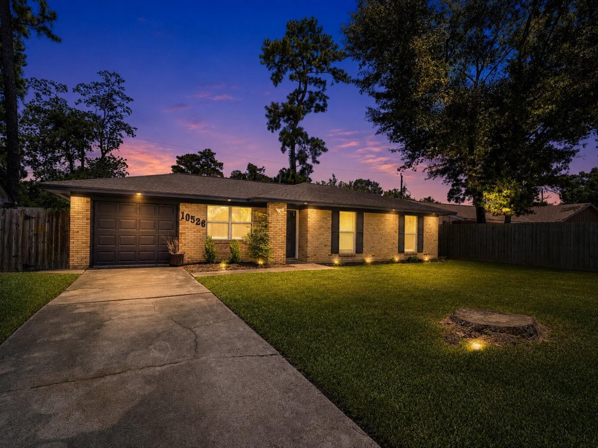 10526 Hollyglen Dr