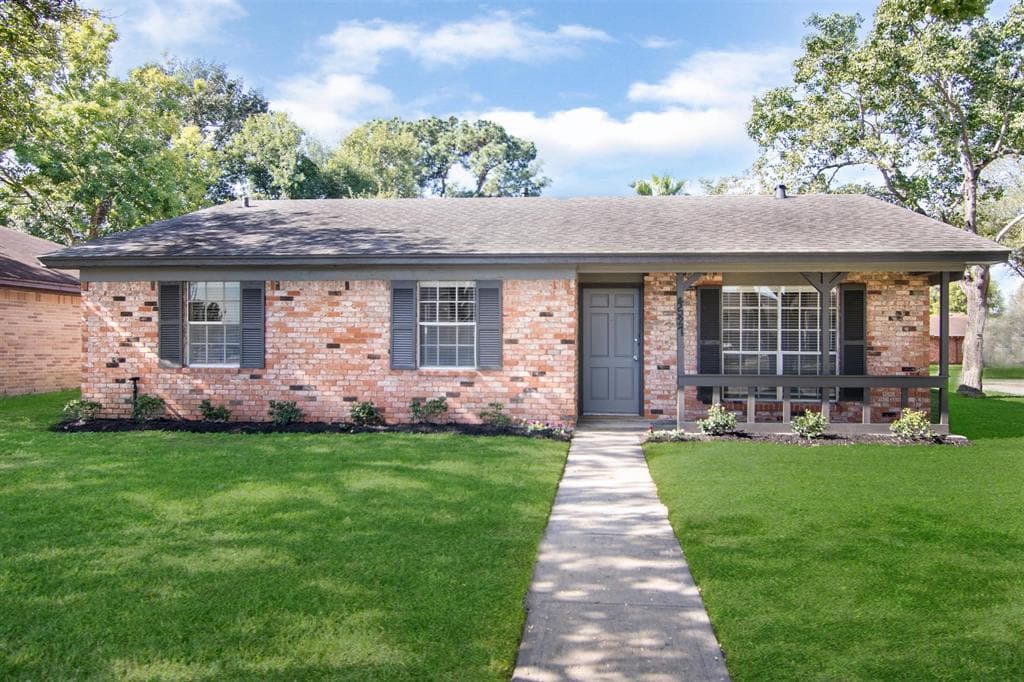 4527 Hemlock Dr