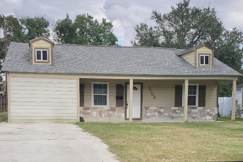 1709 Caspersen Dr