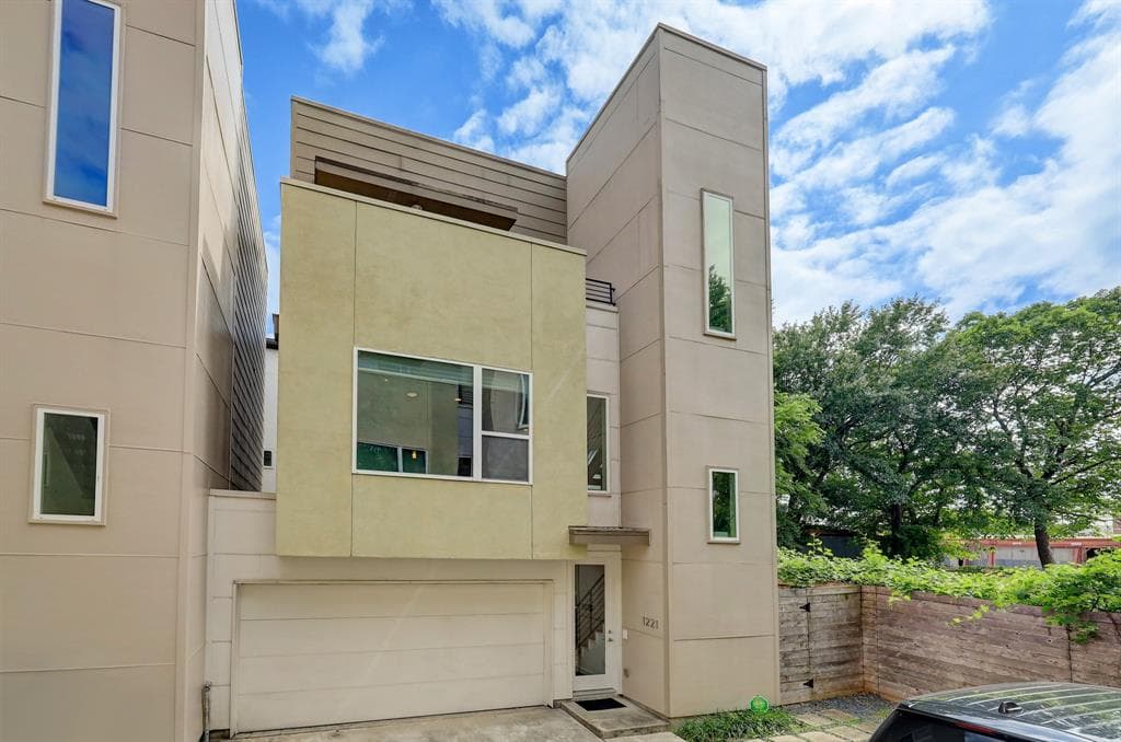 1221 Wagner St