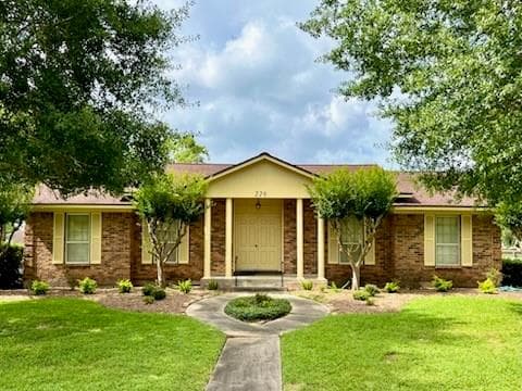 226 Dogwood St