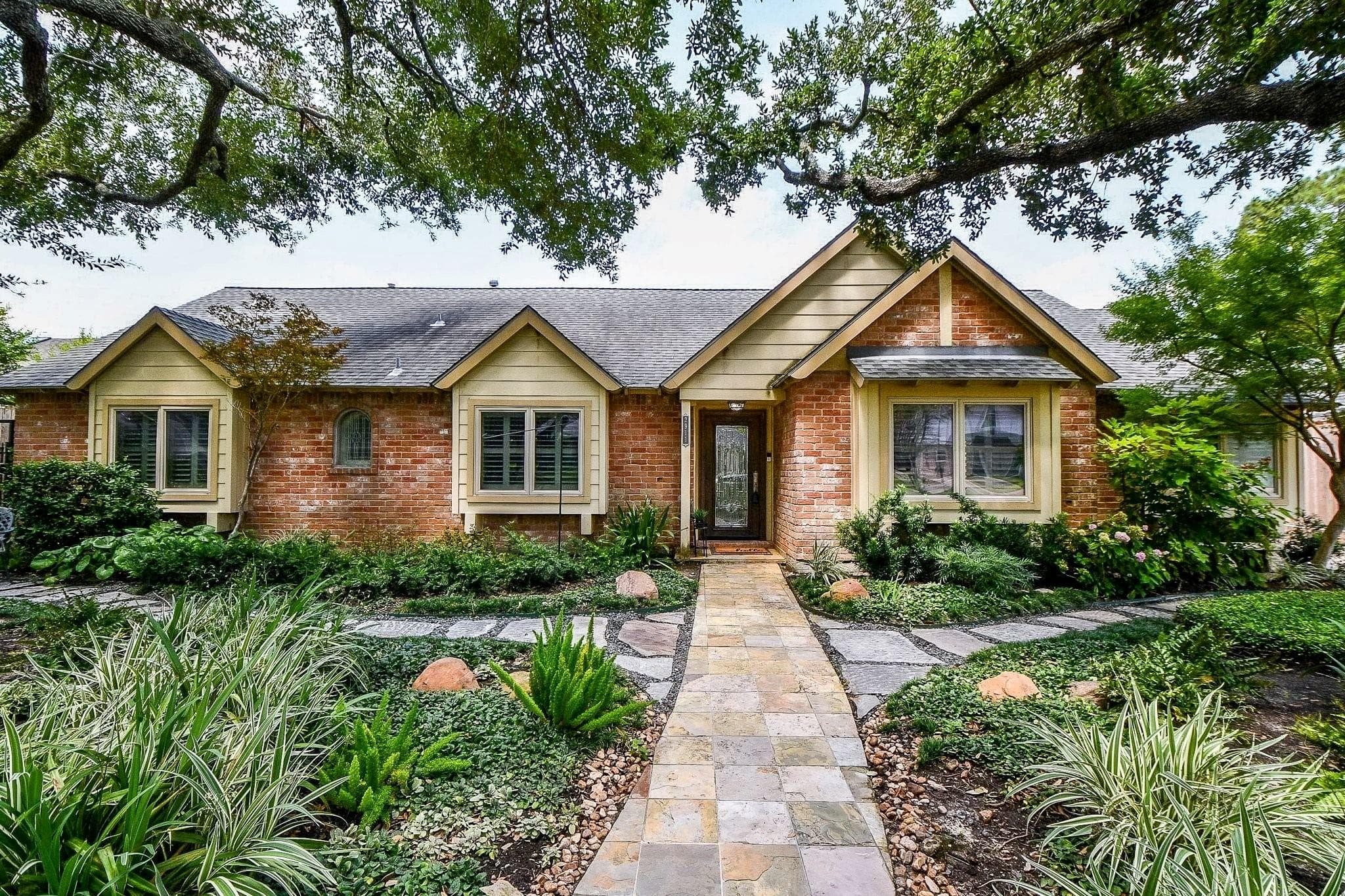 2911 Fontana Dr