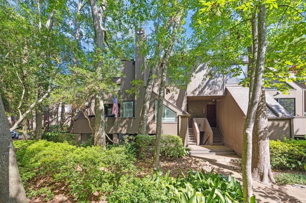 220 Litchfield Ln