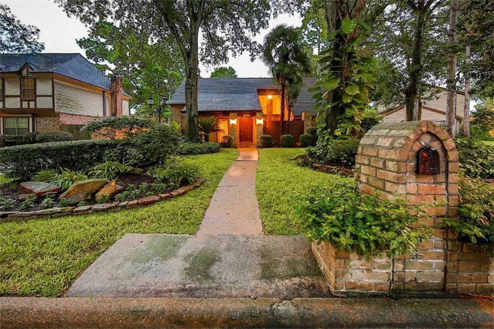 4911 Christopher Pl