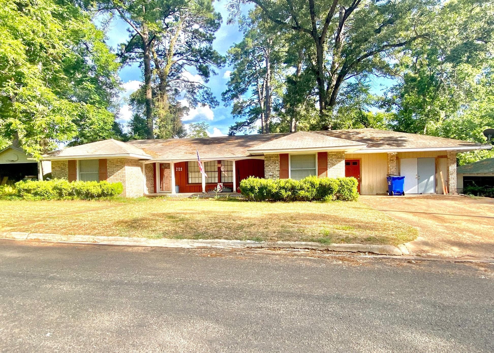 203 E Pecan Dr