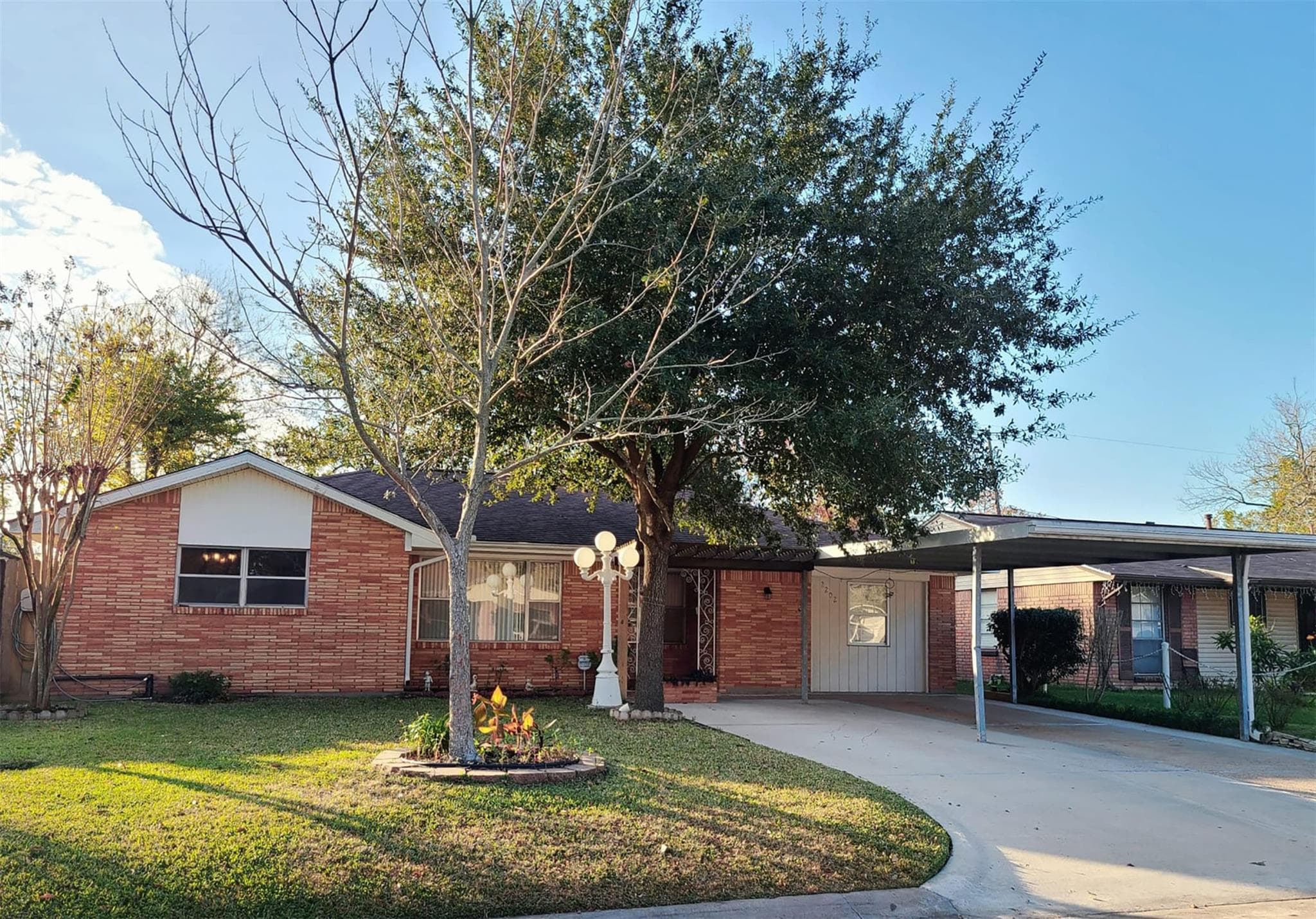 2202 Peach Ln