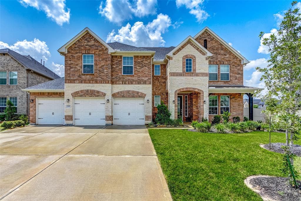 435 Round Lake Dr