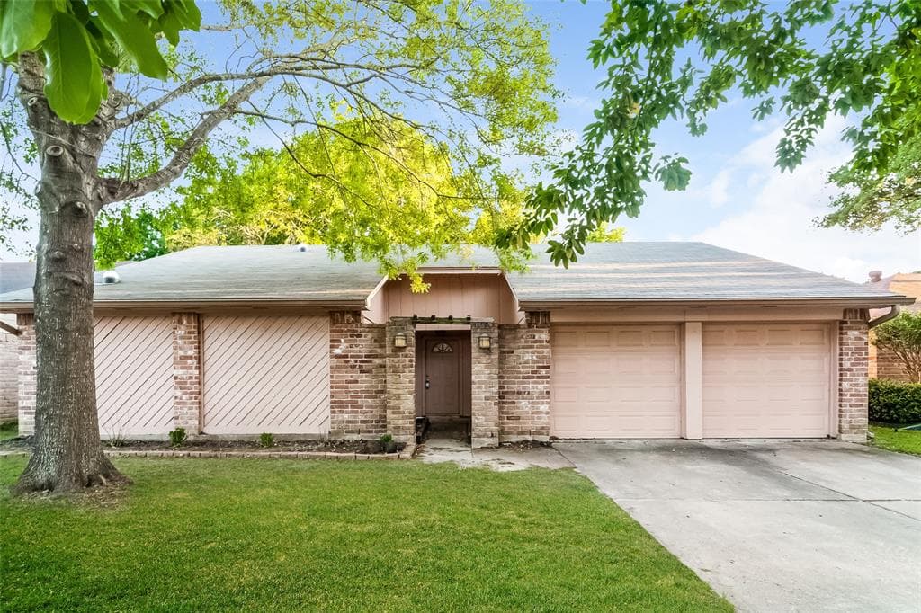 16351 Maplemont Dr