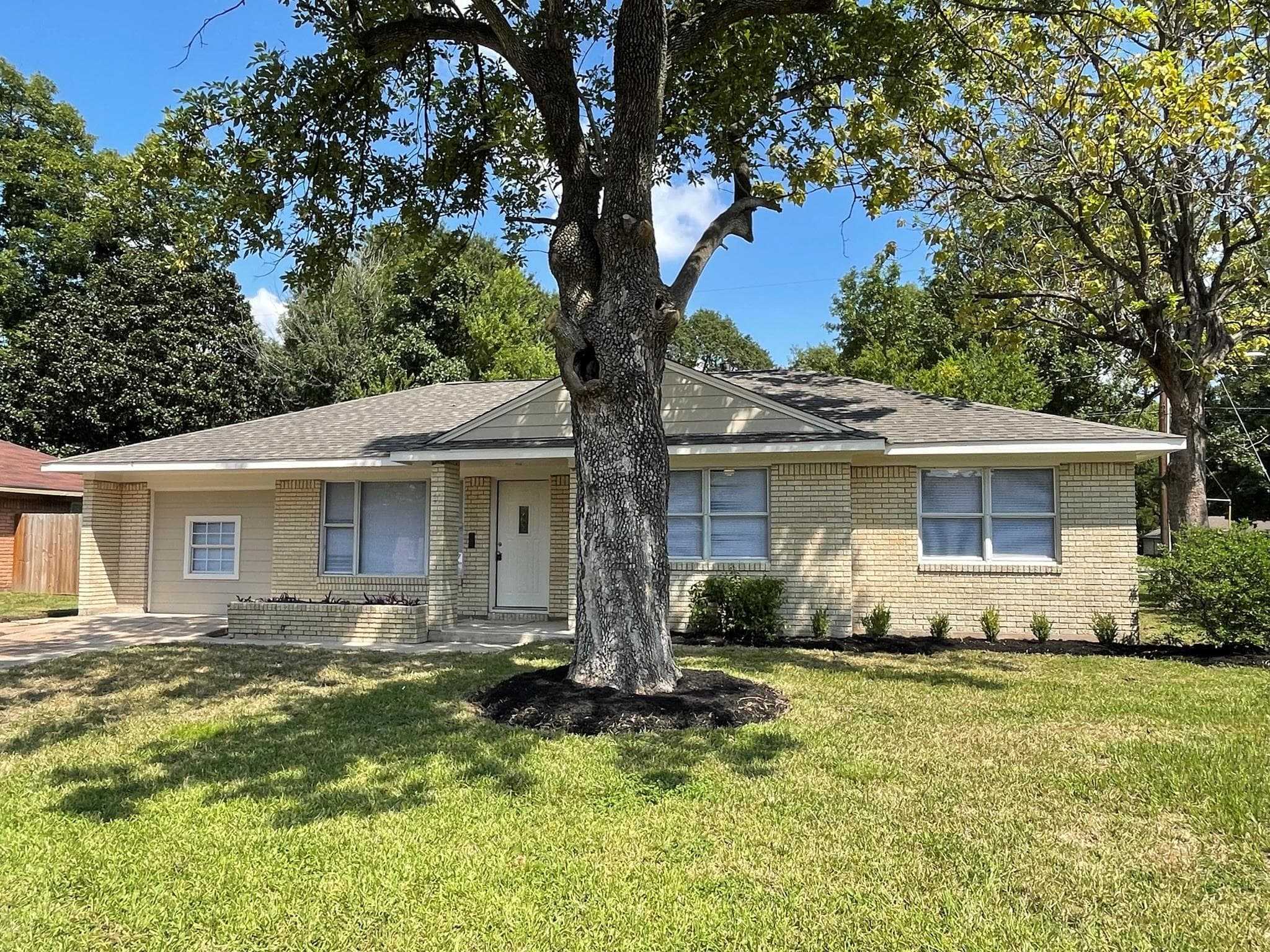 250 W Spreading Oak Dr