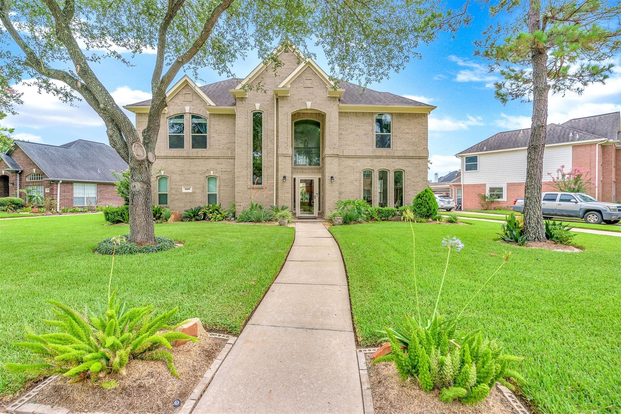 9327 Pearsall Dr