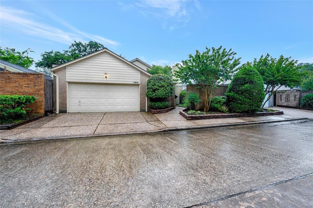 1914 Wendy Hill Way
