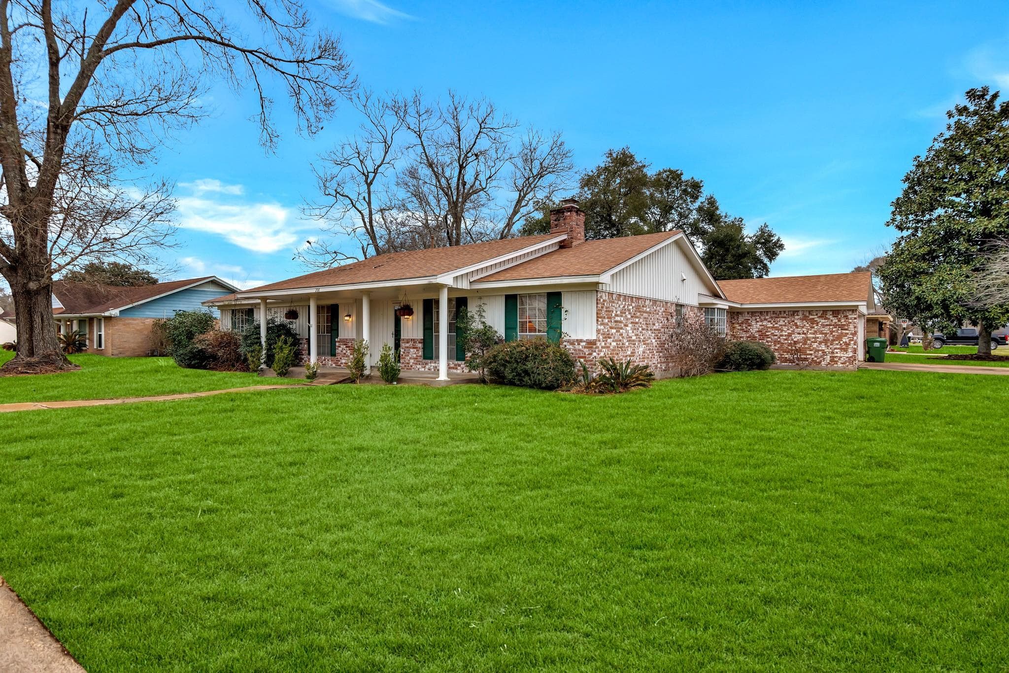 208 Valley Dr