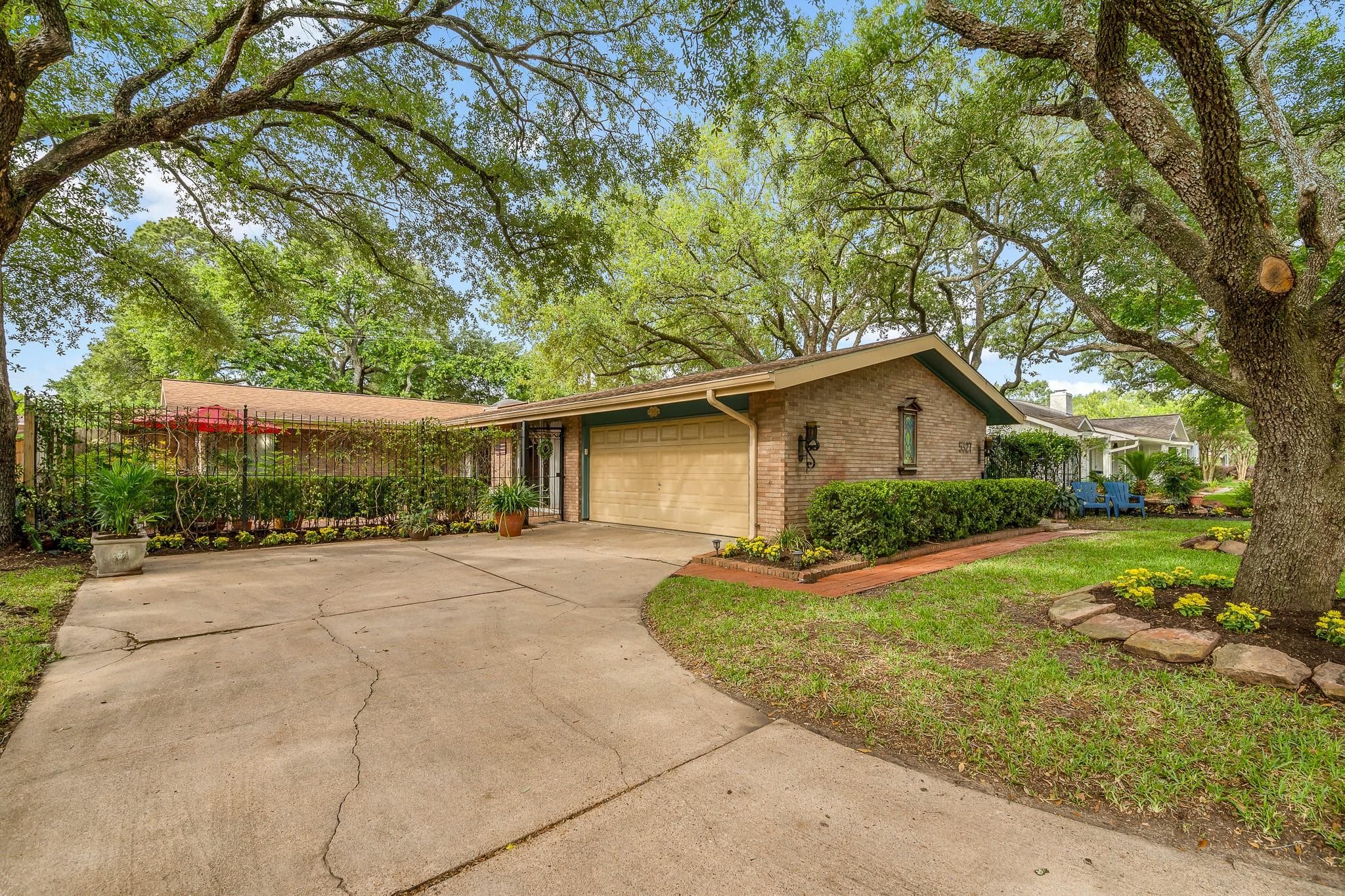 5327 Valkeith Dr