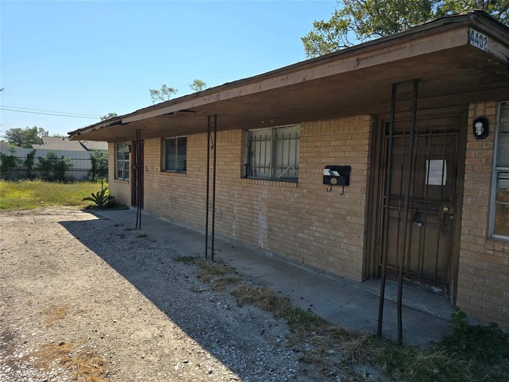 4402 June St