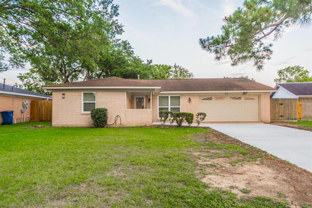 910 Beechgrove Dr