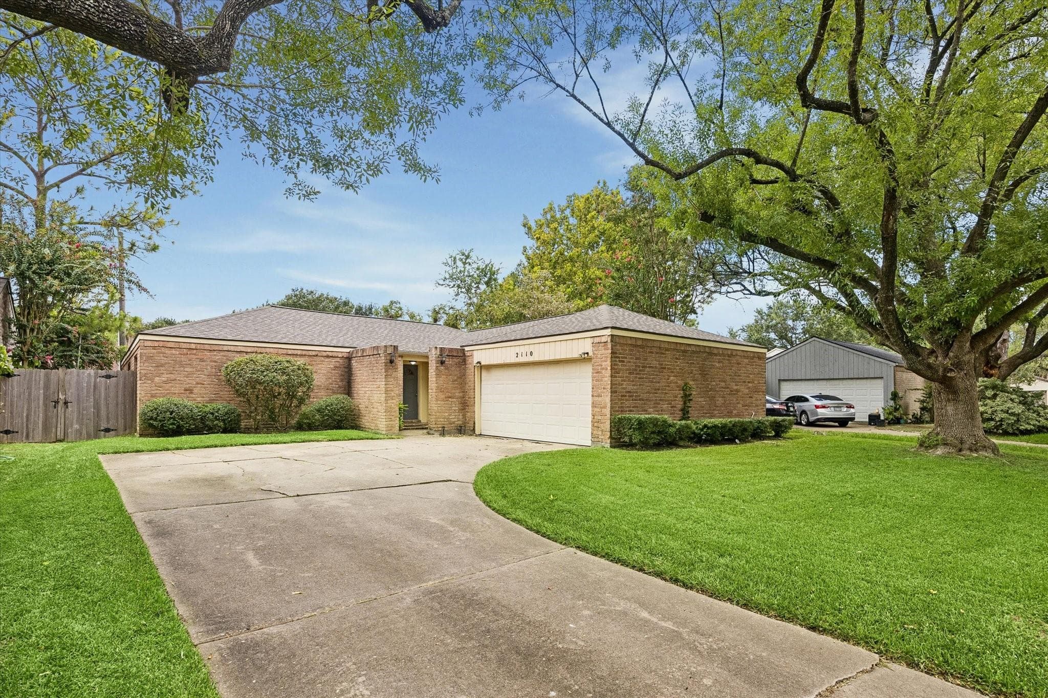 2110 Gray Falls Dr