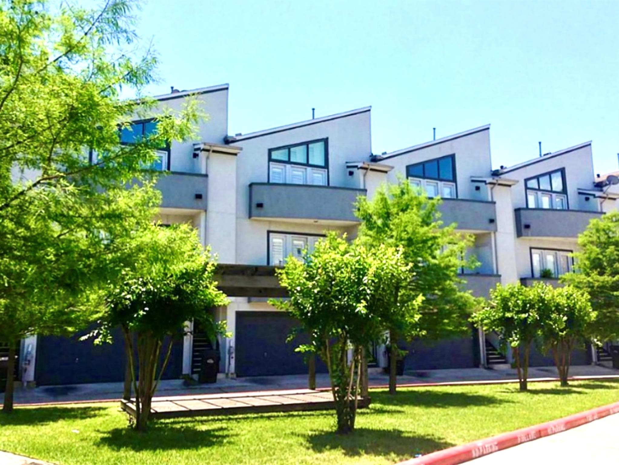 2044 Tuam St