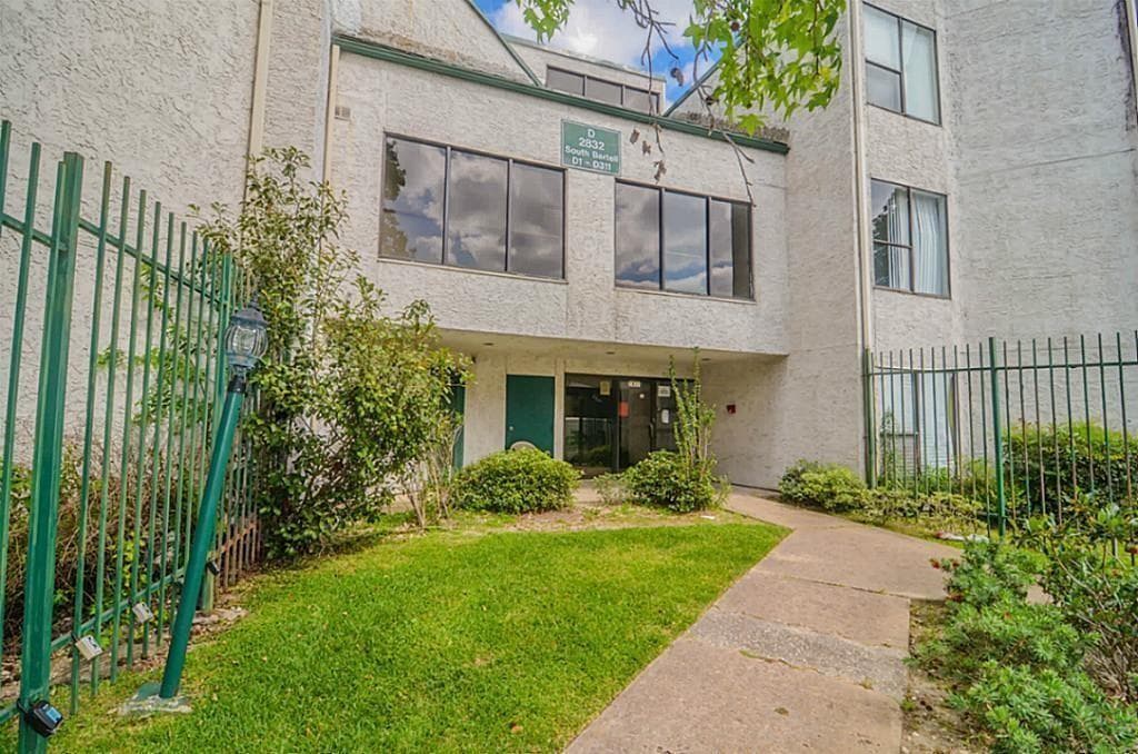 2832 S Bartell Dr Apt 25