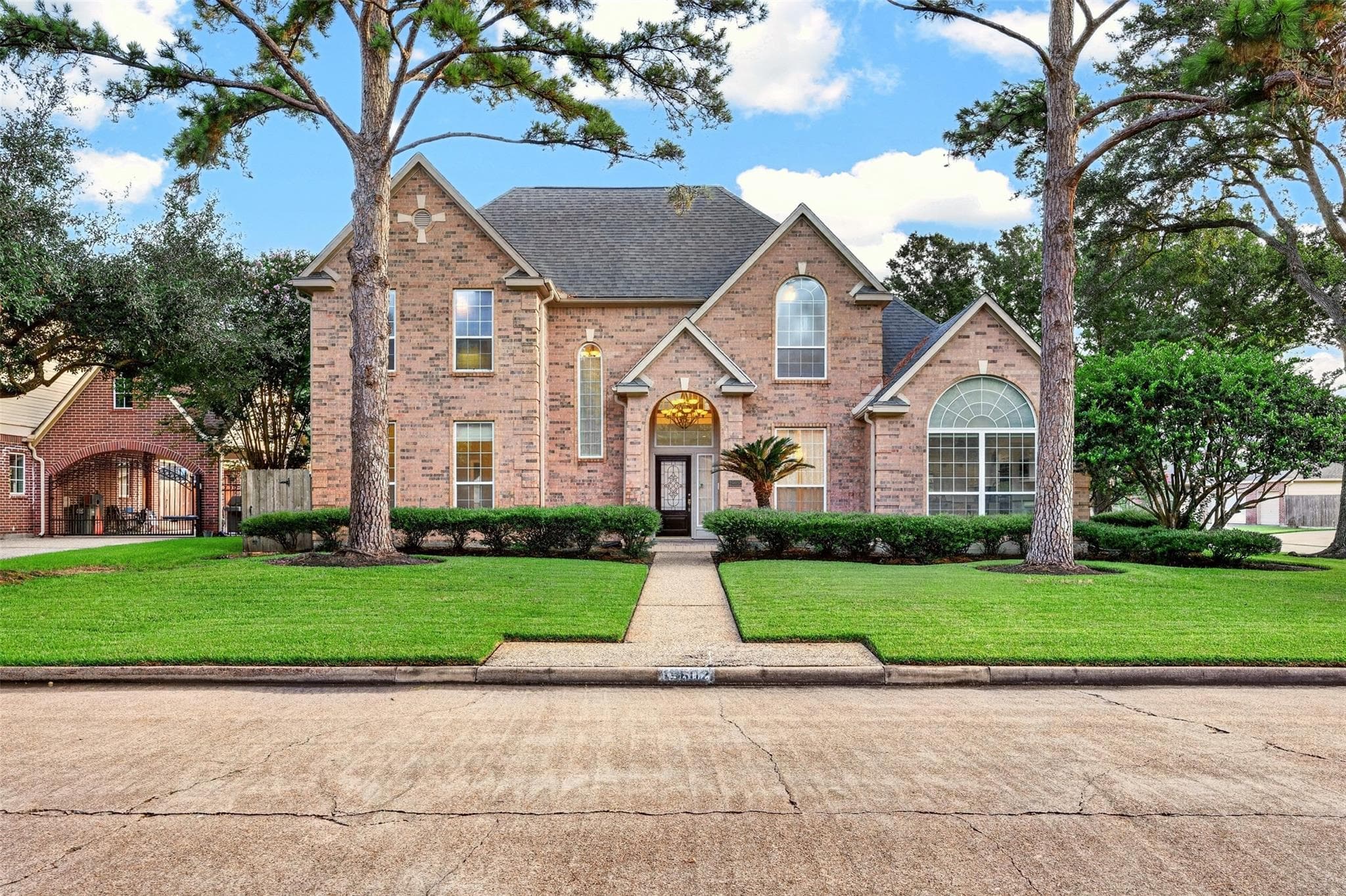 19602 Laurel Park Ln