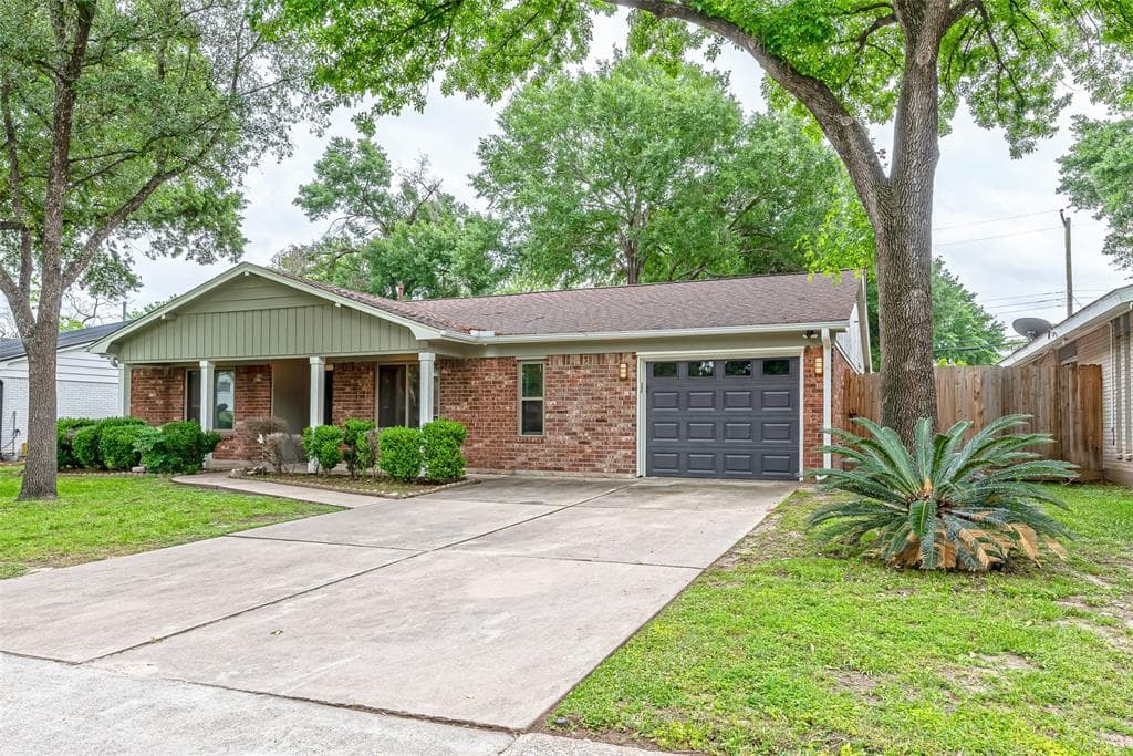 5415 Saxon Dr