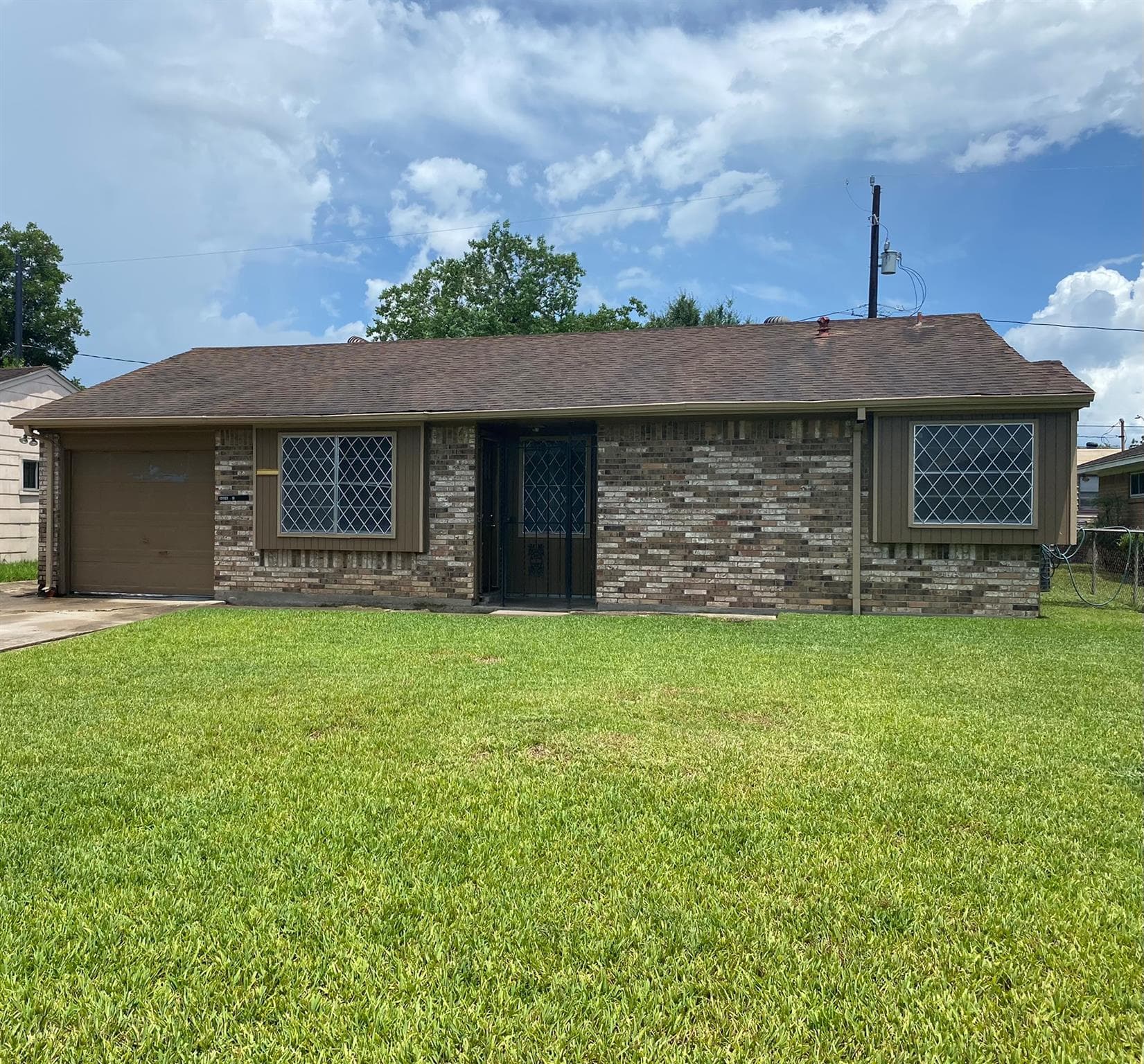 10903 Carlton Dr