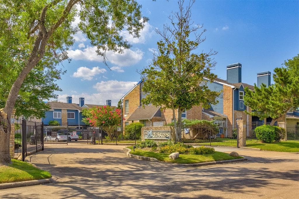 2323 Fairwind Dr Apt 541