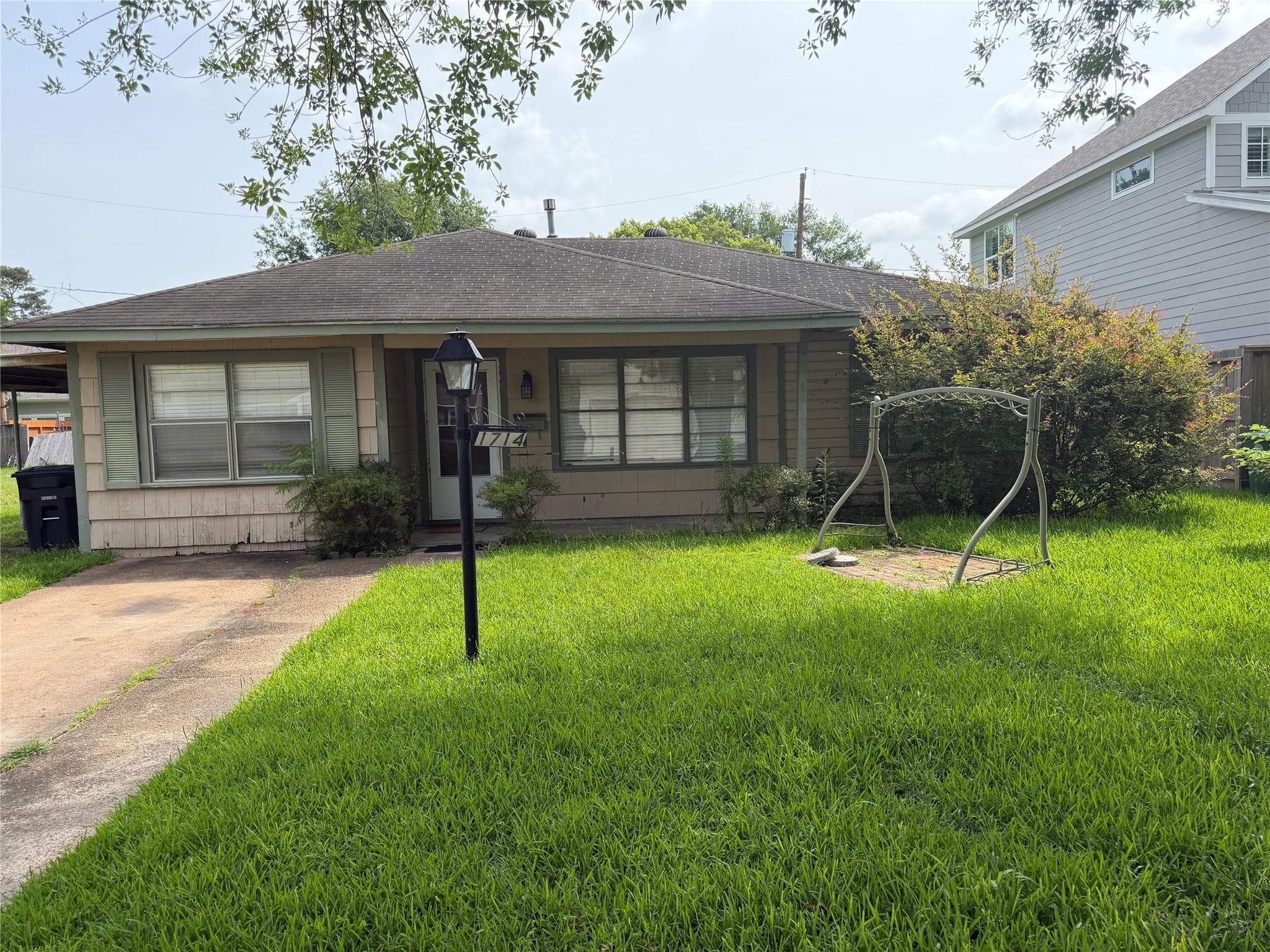 1714 Viking Dr